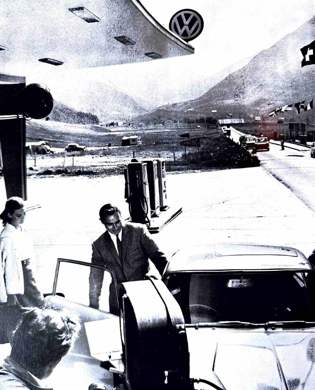 Historische Filmszene an der Andermatter Tankstelle im Sommer 1964